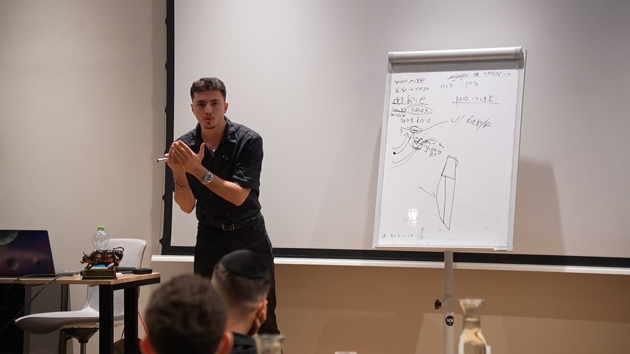 אדיר מסביר במפגש פרונטלי